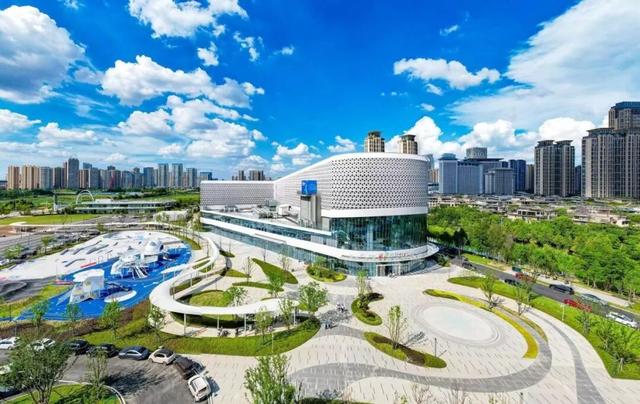 一秒入冬，雪狐奇遇！武汉市中心藏了个冰雪乐园