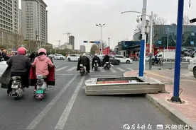 情报站|泰安灵山大街灯箱歪倒玻璃碎落一地，过路市民注意避让图片