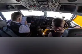 泰媒：泰国国王驾驶飞机出访不丹，王后担任副驾图片