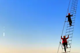 张家界推出悬崖天梯攀爬3小时项目，游客直呼腿软图片