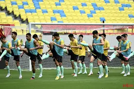 今天18点国足球票开售！球队转战凤凰山，分队训练他们竟来了场“手球赛”图片