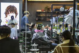 高价美发乱象频现背后：报价约300元药水成本可低至4元，行业近20年无新标准图片