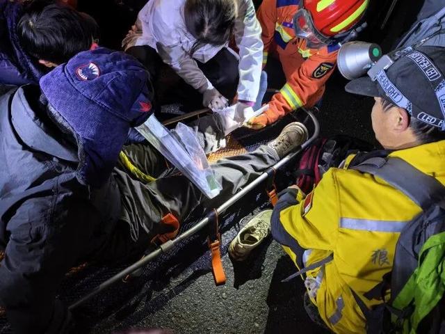 20多岁情侣杭州登山看雪景被困：只带了零食和水，鞋子也不防滑，男友是攀岩教练，女孩摔倒导致骨折：“再也不敢来了”