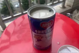 福建一男子称银鹭花生牛奶饮品里有虫子 银鹭客服人员回应：会去核实图片