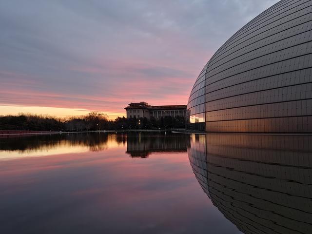 绝美朝霞来了！风歇月晕笼，霞流江泛红