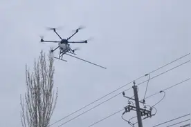 新疆首次在沙漠地段应用无人机带电冲洗配电线路绝缘子图片