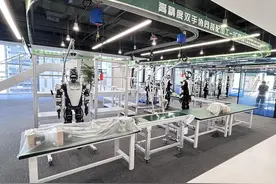 产业爆发点临近，一批能叠被洗碗的人形机器人正在张江“集训” |上海加速跑图片