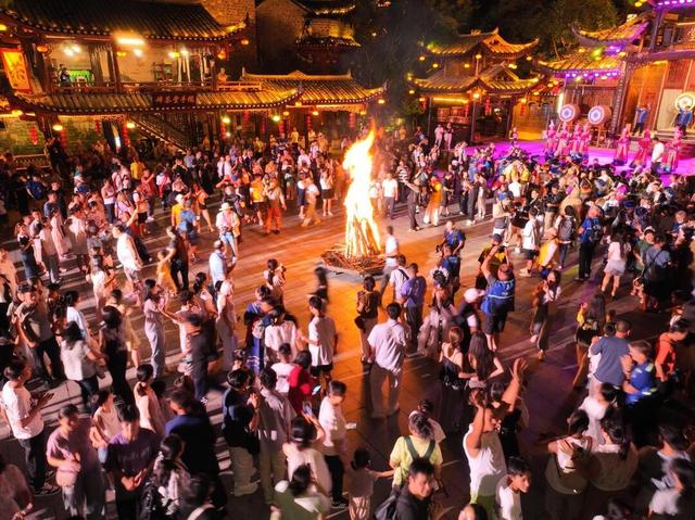 国庆中秋爆款旅游地！芙蓉镇·红石林度假区8天精彩不断！