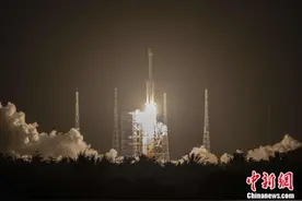 中国成功发射通信技术试验卫星十号图片