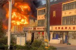 江苏沛县一仓库发生火灾 消防：废弃厂房 无人伤亡图片