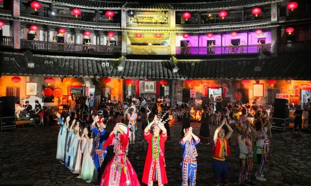 昨晚土楼奇妙夜人潮涌动！来华安，免费玩