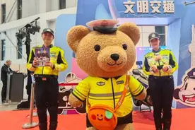 圈粉！警用机器狗闪现2025上海车展图片