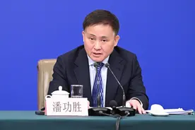 中国人民银行行长潘功胜：将保持人民币汇率基本稳定图片