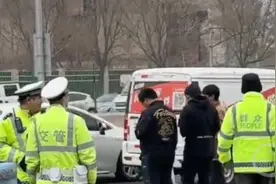 交警被路人同款反光外套逗笑，律师：如造成公众混淆可处罚图片