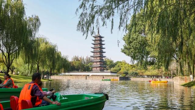 金秋时节，市民在方塔园度过惬意时光