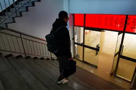 对！那个“送外卖、送快递”的，是个刑警！图片