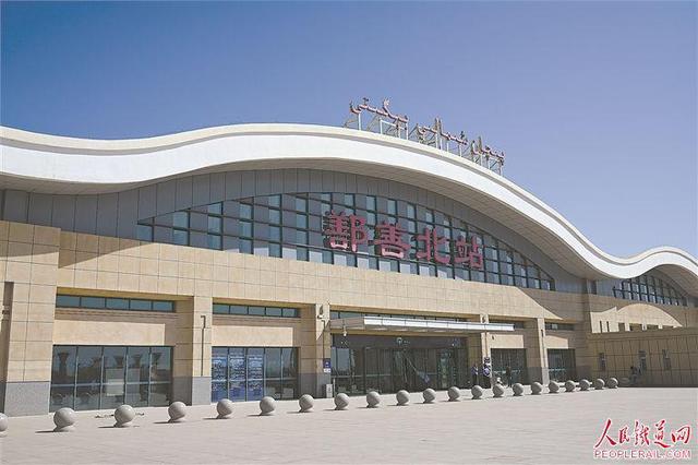 沙海与城市共生的奇景