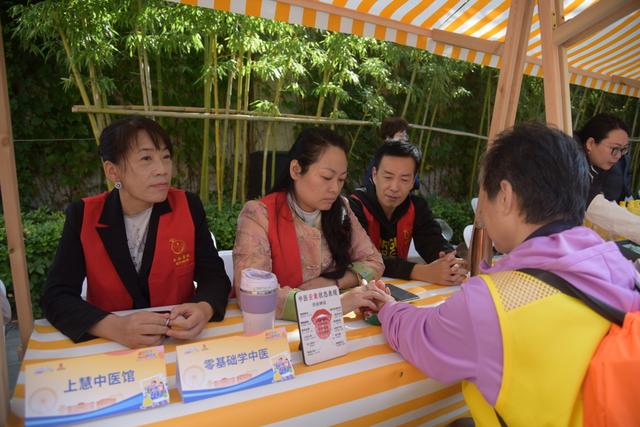 沿着老建筑路线，他们徒步打卡解锁文明“隐藏剧情”