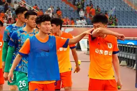 泰山队五轮不胜队员表情沮丧，王大雷鼓励队员要挺住图片