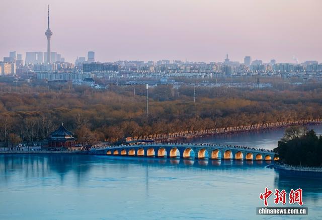 北京颐和园呈现“金光穿洞”景观