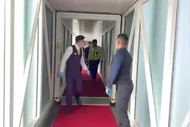“地面等待53分钟并重开舱门！”  天津航空为11岁断腿儿童争取“黄金再植期”视频封面