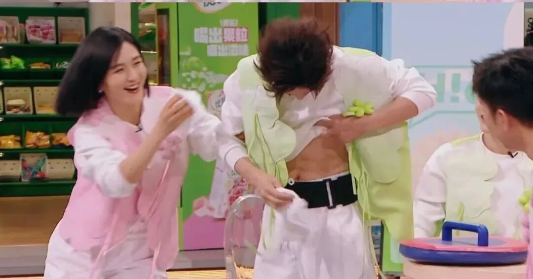 51岁何炅称准备再当三四十年主持人,回应衰老焦虑:谣传,我自信是一个被爱快乐的人__51岁何炅称准备再当三四十年主持人,回应衰老焦虑:谣传,我自信是一个被爱快乐的人