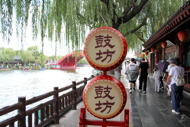 河南开封：游客游览清明上河园