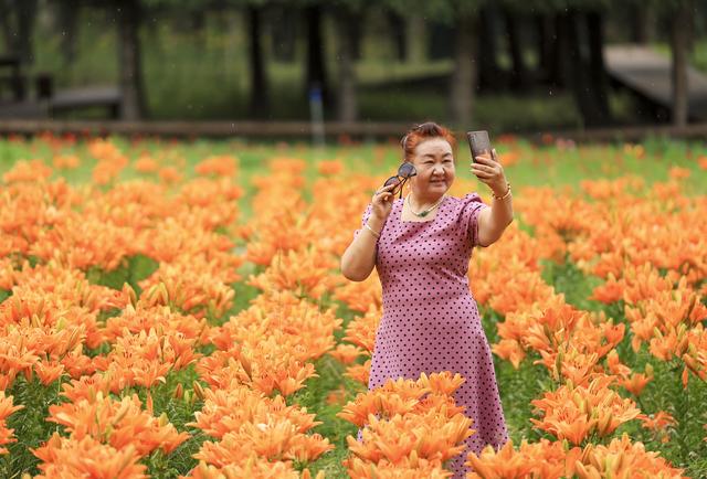天山脚下避暑胜地引客来