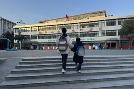 扶轮外国语学校：小肩膀，大担当，姐牵弟手上学堂图片