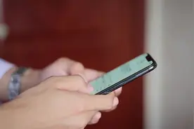 手机有多脏你知道吗？还敢一边吃东西一边“刷刷刷”！这些常见的清洁方法居然是错的！图片
