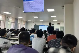 听课不如上冲刺班？“大学高中化”背后的错位与争夺图片