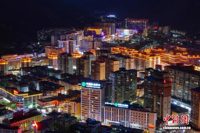 西藏昌都夜幕下的江河城景