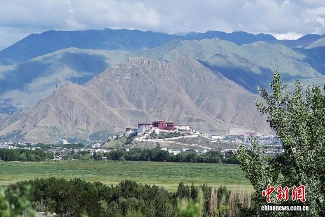 花木为笔，山湖成画 西藏的每一帧都是神仙壁纸