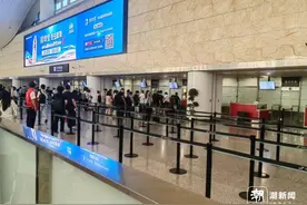 杭州机场的暖心举措火了：举牌，“打捞每一个迟到的旅客”图片