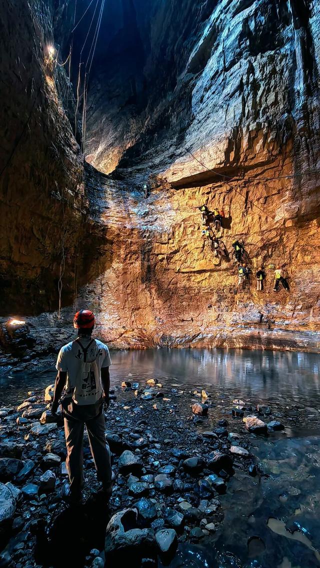 惊艳伦敦！双河溶洞携北纬 28°秘境奇观闪耀世界舞台！