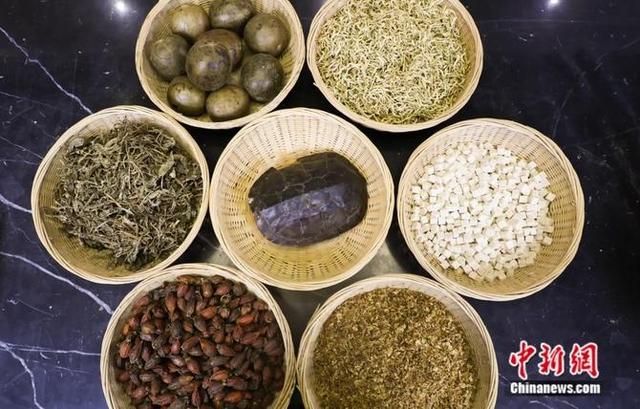 秦始皇的长生秘方？中式解暑“果冻”龟苓膏的七步制膏法
