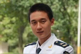 惊险一幕！他纵身一跃救下落水女子图片