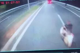 电动车突然变道，挂车紧急避让致车辆和绿化带受损 交警：电动车担全责，赔2000元图片