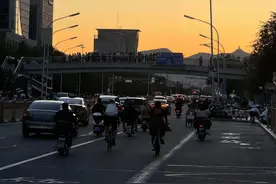 秋分时节，市民街头追拍“悬日”图片