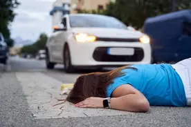 女子遭遇车祸全身肋骨断了一半，四倍镜下微创打“钉”图片