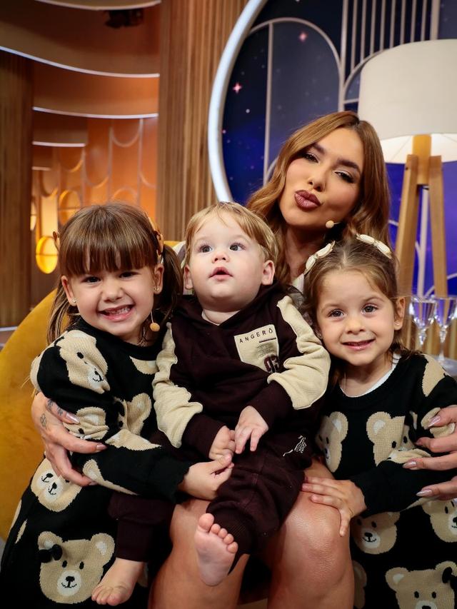 劈腿风波被原谅！维尼修斯社媒晒出与模特女友甜蜜合照：V❤️V