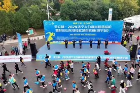 2024济宁太白湖半程马拉松举办图片