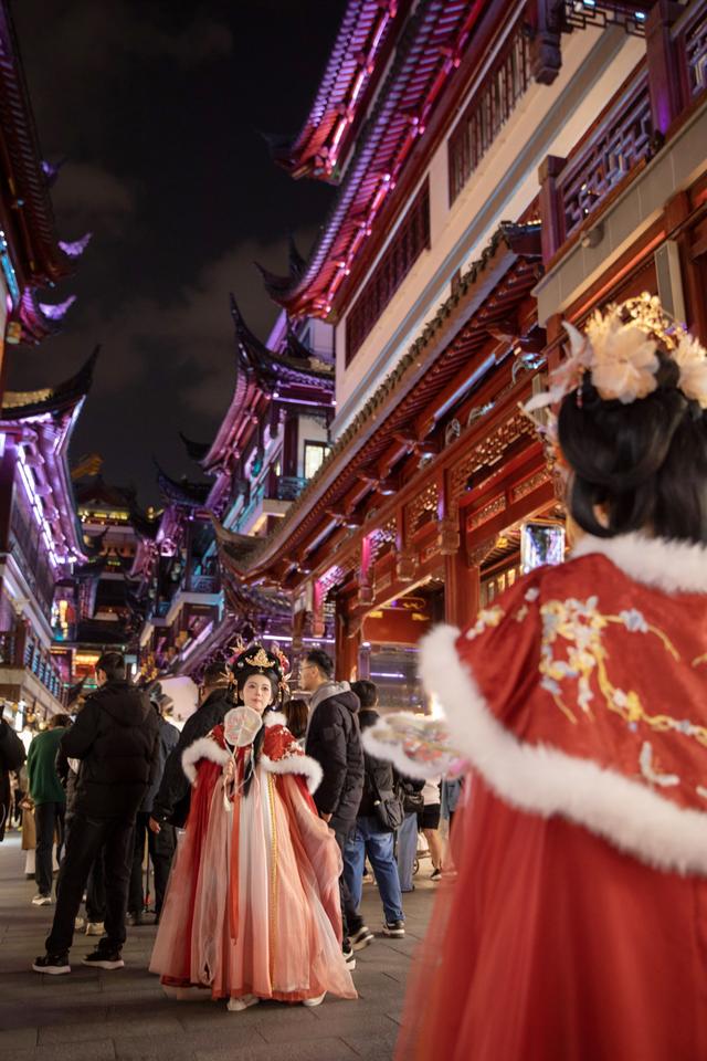 焕彩豫园冬季灯光秀绚丽上演