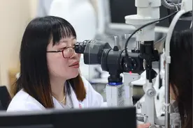 我国高度近视人群超7000万，她的研究如何助人重见光明图片