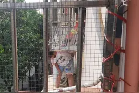 惊险！4岁女孩被困约10米高的空调外机，只因家长一个疏忽……图片