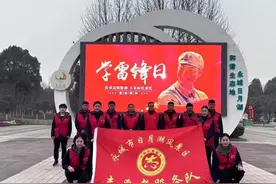 永城日月湖景区：弘扬雷锋精神 共建文明景区图片