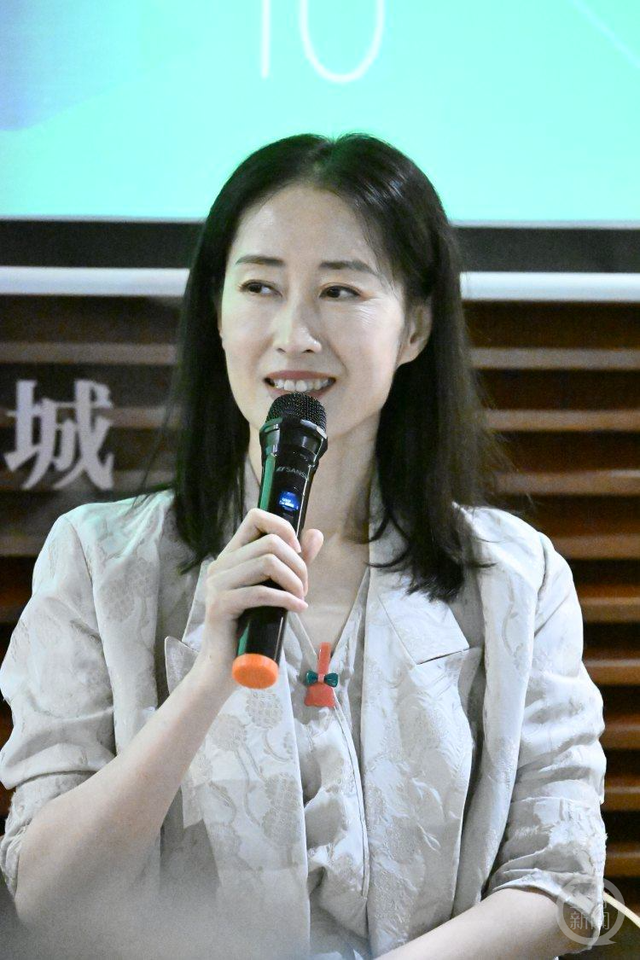 靳东向青年戏剧工作者发邀约