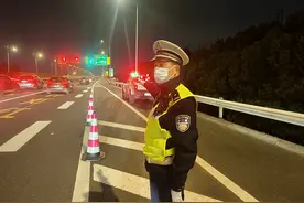 上海迎返程高峰，G40长江大桥车流高峰预计持续至明天凌晨图片