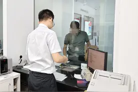 益阳一男子办理转账业务时神情紧张，银行工作人员发现不对劲赶紧报警！图片