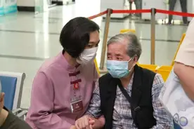 专业护理员走进家门，上海徐汇“家床服务”护航老人居家养老图片